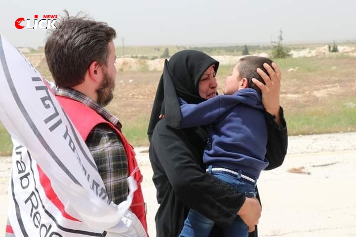 وجد تائهاً في معبر بريف حلب.. الهلال الأحمر يعيد طفلاً إلى جديه