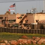 بعد وصول رتل عسكري إليها.. إصابة جنديين أمريكيين بقصف استهدف قاعدة في دير الزور