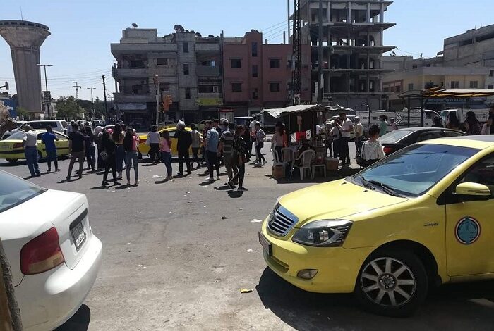 سكان مدينة حمص يشتكون انعدام السرافيس