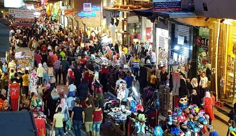 مواطنون يسترقون فرحة العيد.. الأسعار تكوي القلوب قبل الجيوب