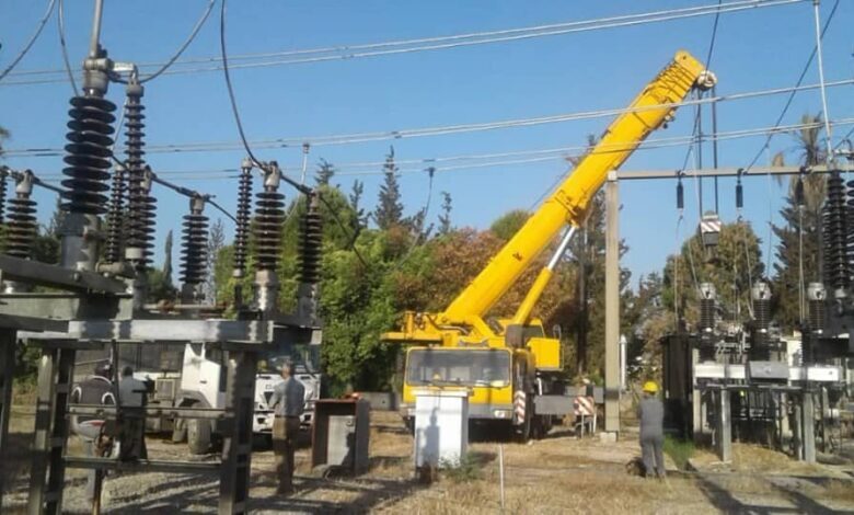 شركة كهرباء حماة تعيد التيار إلى قرى سهل الغاب بعد إصلاح الأعطال