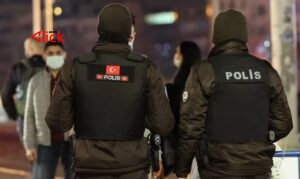 شرطي تركي يعتدي على طالب سوري بالضرب ويهدده.. إياك أن تتكلم