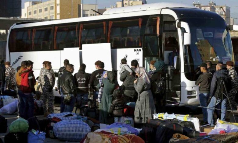 رغم الأصوات الرافضة.. وزير لبناني: انطلاق أول قافلة تحمل لاجئين سوريين إلى بلدهم خلال الاسبوع الحالي.