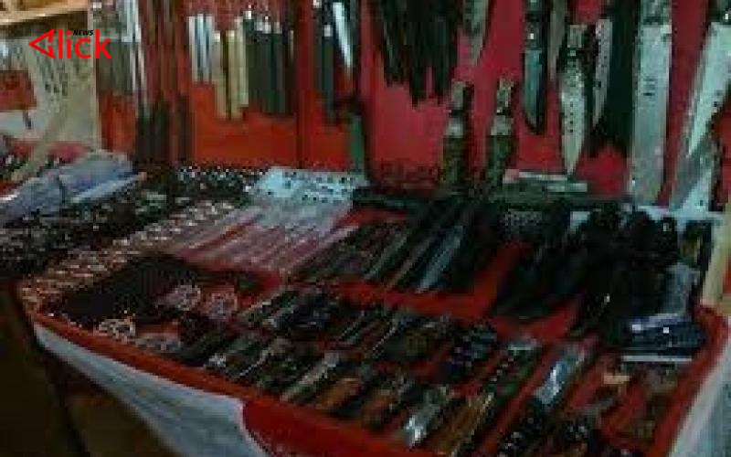 "الأسلحة" و "السكاكين" تباع في المحال والبسطات دون حسيب أو رقيب!!