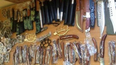 "الأسلحة" و "السكاكين" تباع في المحال والبسطات دون حسيب أو رقيب!!