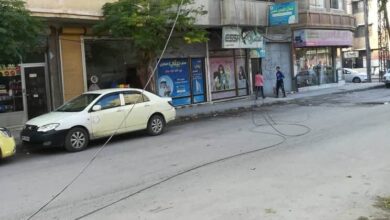 أسلاك الشبكة الكهربائية "تسرح وتمرح" في شوارع بحمص