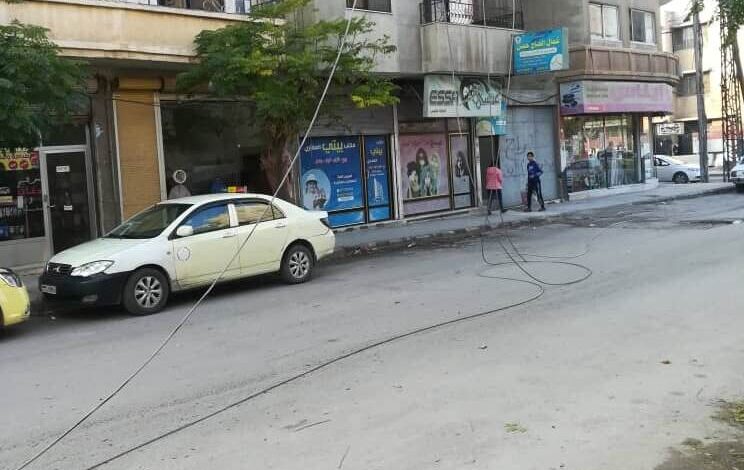 أسلاك الشبكة الكهربائية "تسرح وتمرح" في شوارع بحمص