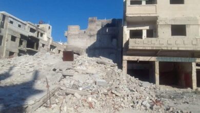 انهيار بناء جراء الهزات الارتدادية في حمص.. اللجان تبدأ الكشف على أضرار الزلزال في الريف