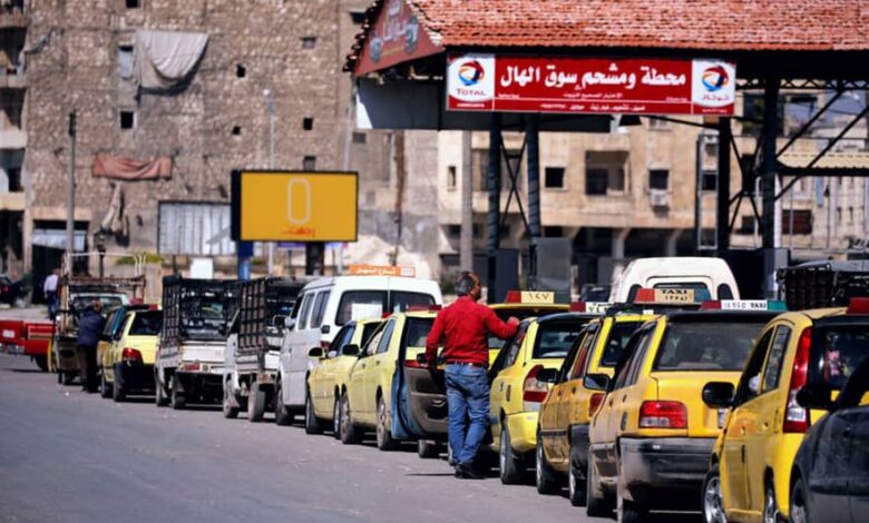 عودة الازدحامات إلى محطات الوقود في دمشق.. أزمة وقود تلوح في الأفق بالتوازي مع ارتفاع الأسعار