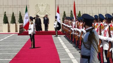 زيارة تاريخية.. الرئيس الإيراني يحطّ في دمشق والرئيس الأسد يجري مراسم استقباله