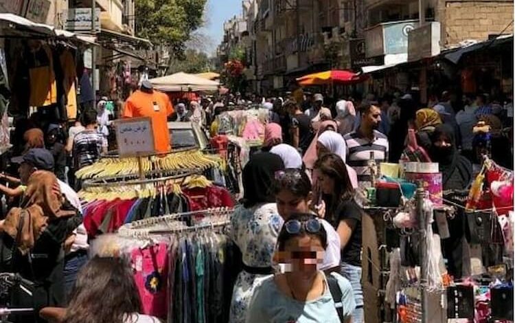"حسرة على منحة لم تصدر بعد".. حركة شرائية خجولة قُبيل العيد في أسواق حمص