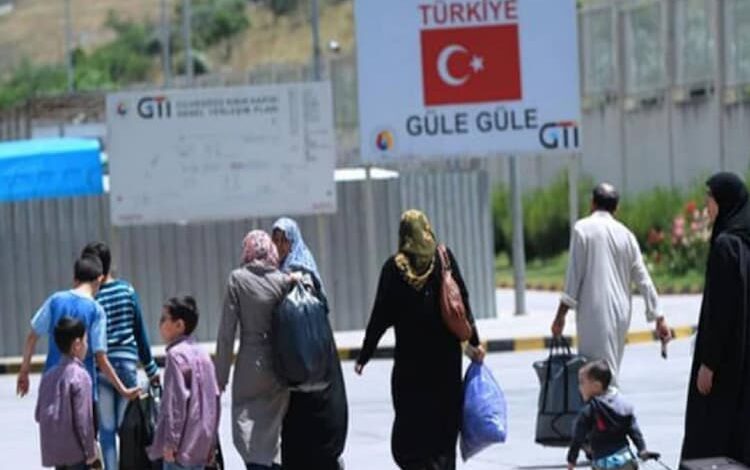 اكتظاظ معابر الشمال بمئات اللاجئين السوريين المرحلين قسراً من قبل السلطات التركية