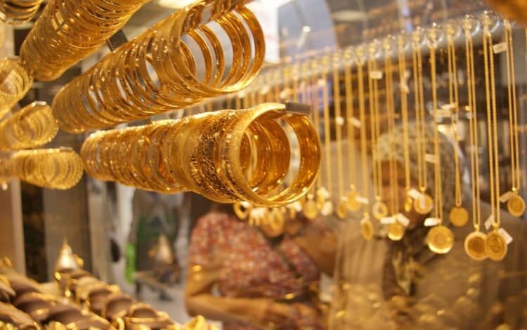 الذهب يطرق عتبة 600 ألف والأونصة تتجاوز 21 مليون.. المركزي يواصل رفع سعر الصرف والأسواق تغرق في الفوضى