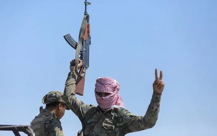 مقاتلو العشائر يستهدفون عناصر "قسد" والأخيرة تكثف تعزيزاتها في دير الزور