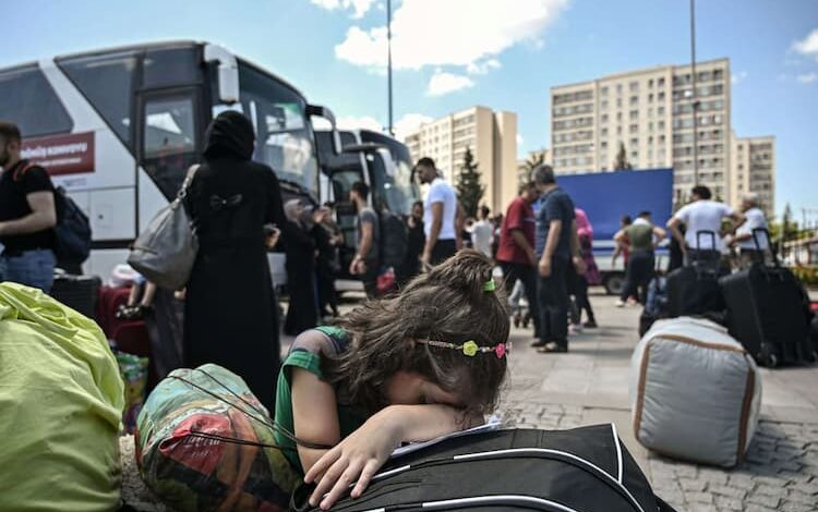 تركيا ترحّل أكثر من 18000 سوريّ خلال شهر.. مقتل لاجئ طعناً بالسكين على أيدي شبان أتراك
