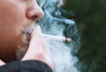 أكثر من 25% بدأوا بعمر 18 عاماً.. دراسة تكشف أبرز عوامل انتشار التدخين بين الشباب